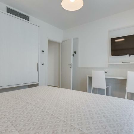 Apartaments Suites Ambassador Caorle Exteriör bild