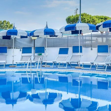 Apartaments Suites Ambassador Caorle Exteriör bild