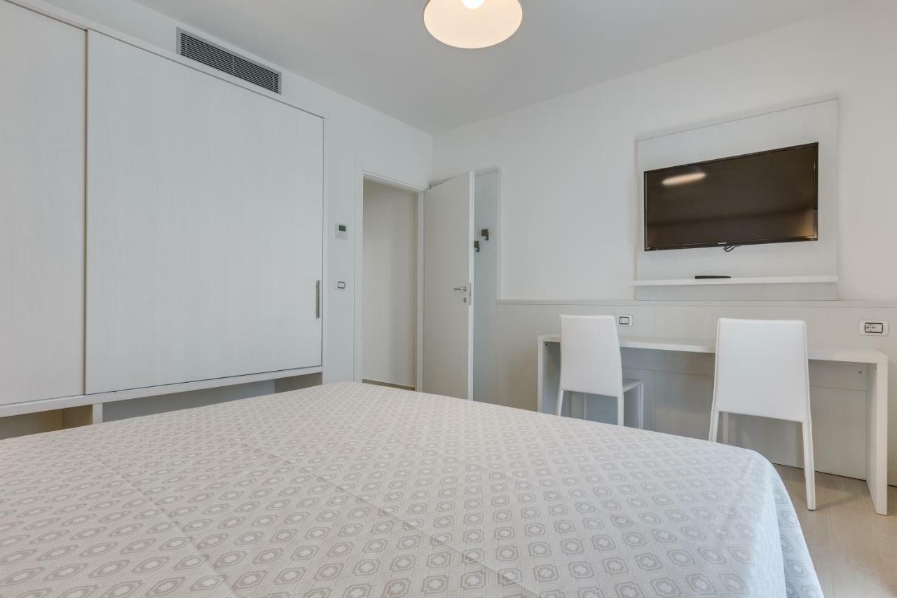 Apartaments Suites Ambassador Caorle Exteriör bild