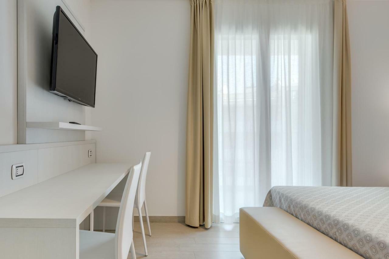 Apartaments Suites Ambassador Caorle Exteriör bild