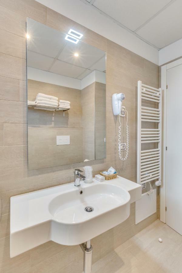 Apartaments Suites Ambassador Caorle Exteriör bild