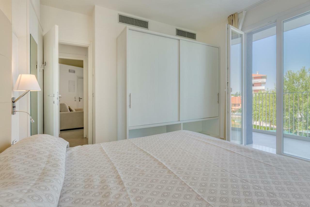 Apartaments Suites Ambassador Caorle Exteriör bild