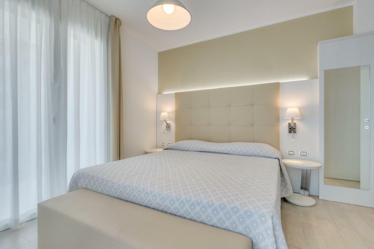 Apartaments Suites Ambassador Caorle Exteriör bild