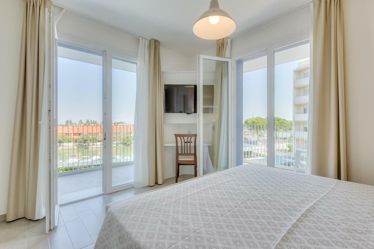 Apartaments Suites Ambassador Caorle Exteriör bild