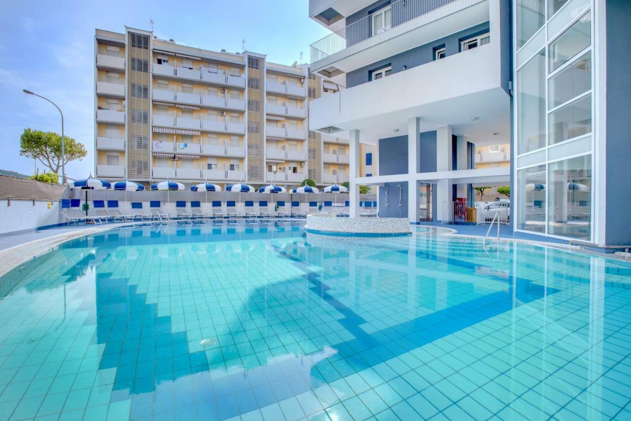 Apartaments Suites Ambassador Caorle Exteriör bild