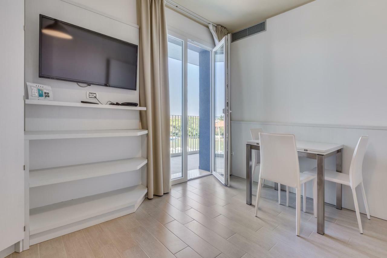 Apartaments Suites Ambassador Caorle Exteriör bild