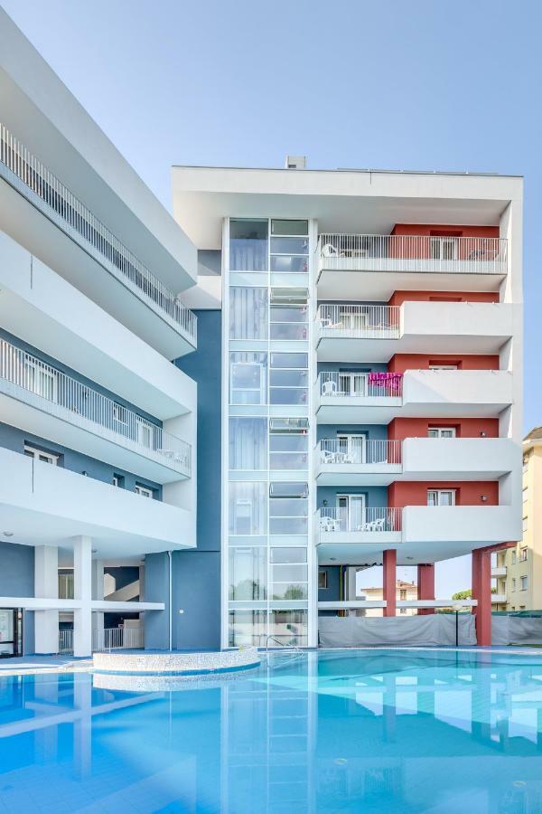 Apartaments Suites Ambassador Caorle Exteriör bild