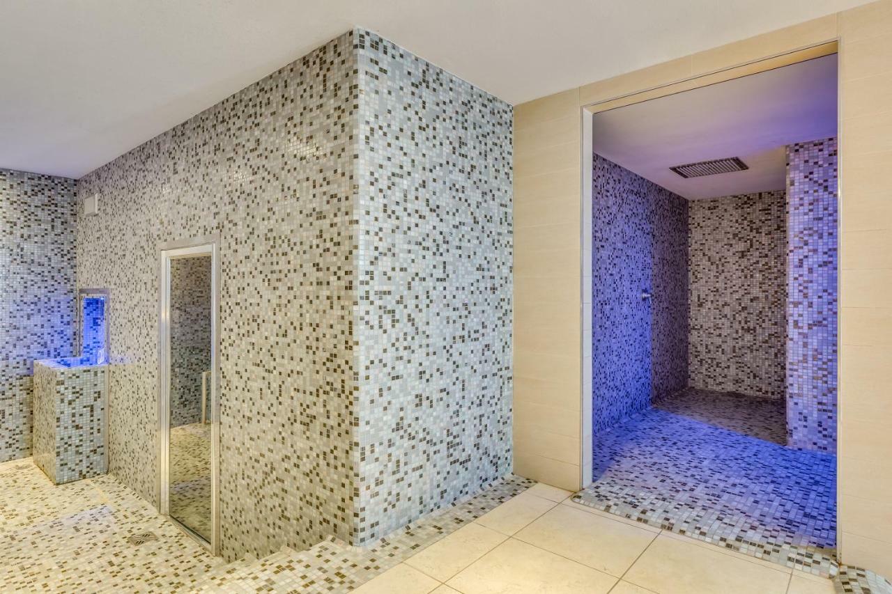 Apartaments Suites Ambassador Caorle Exteriör bild