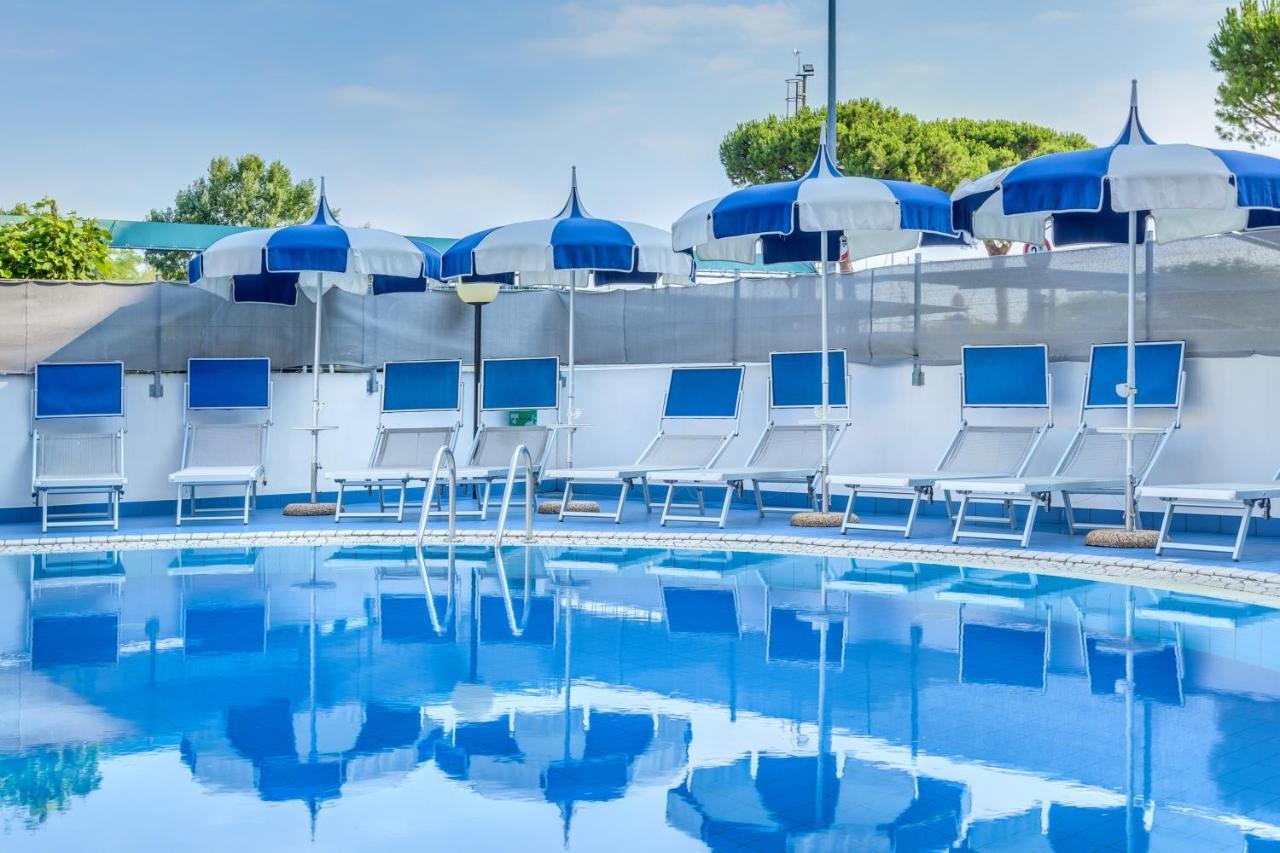 Apartaments Suites Ambassador Caorle Exteriör bild
